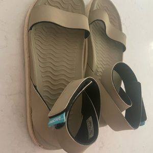 NATIVES size 6 woman’s